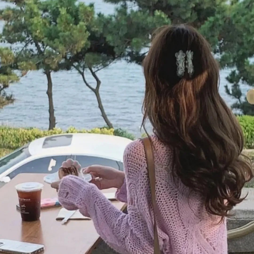 玻璃橱窗中的姑娘海报
